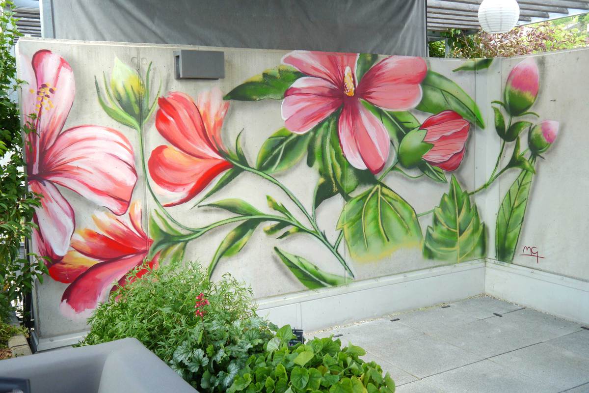 Graffiti Wandgestaltung mit rosa Blumen