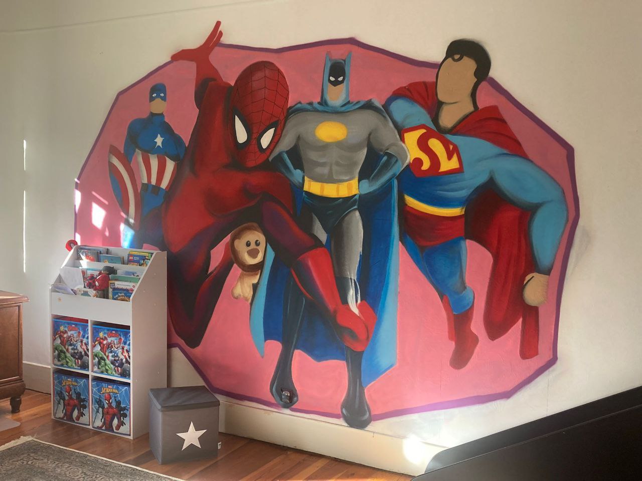 Mehrere Superhelden als Graffiti auf einer Kinderzimmer Wand.