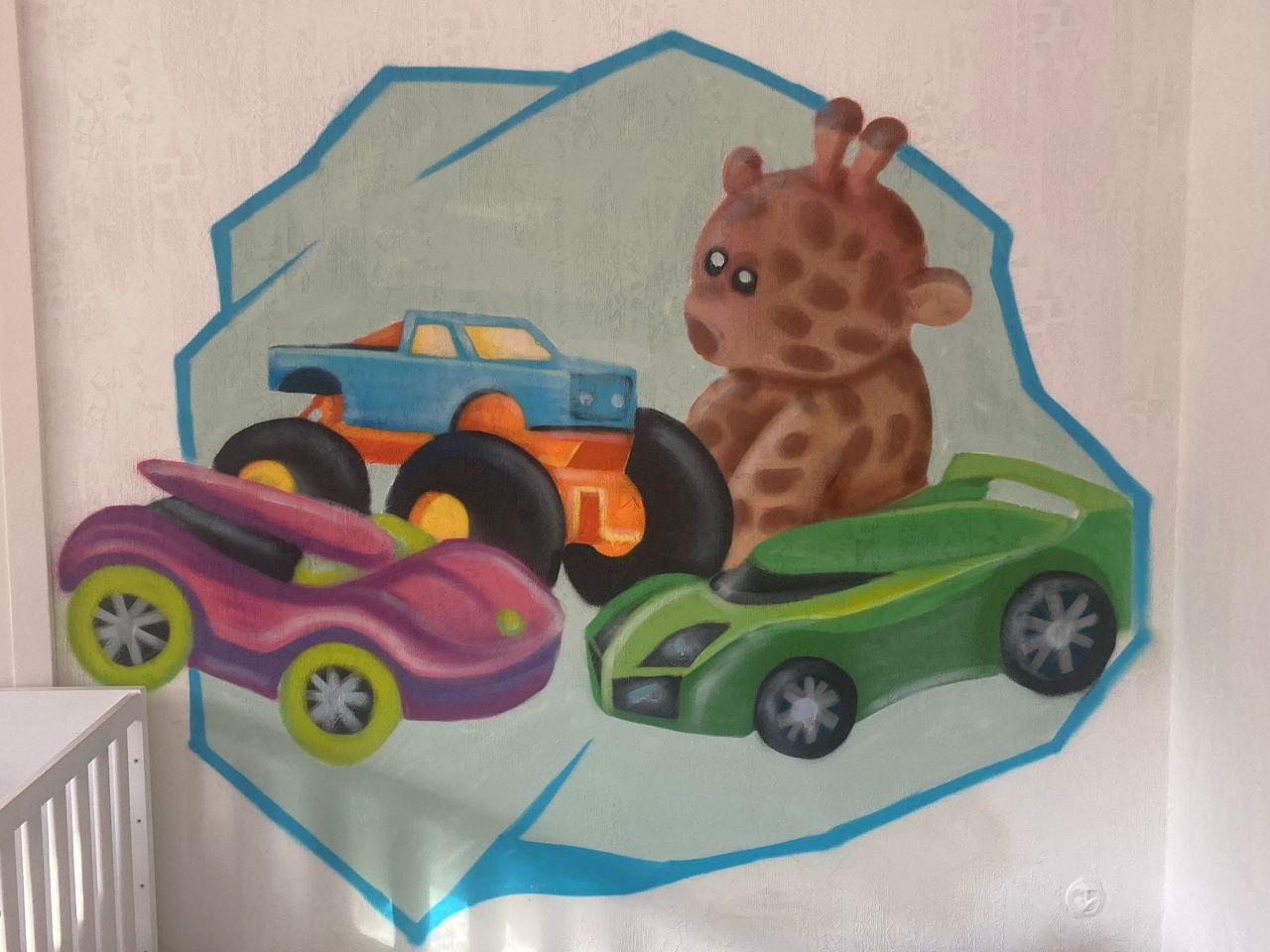 Graffiti im Kinderzimmer mit Autos und Kuscheltier.