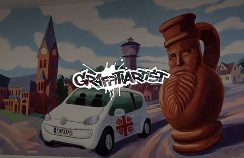 Caritas Logo auf einem Auto