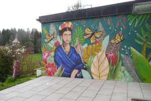 Buntes Graffiti mit Frida Kahlo