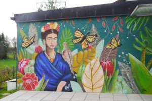 Frida Kahlo in der Natur mit Schmetterlingen
