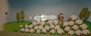 Schafe mit Hirten auf einer Weide