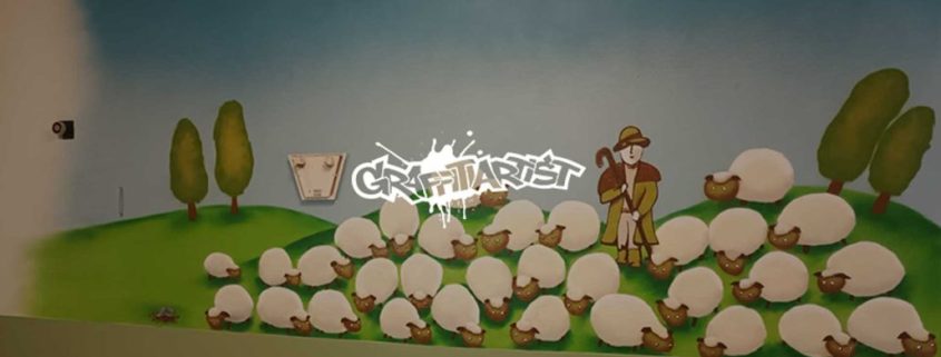 Schafe mit Hirten auf einer Weide